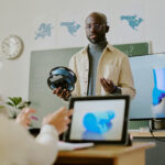 Presenting Virtual Reality Technology in Classroom Setting