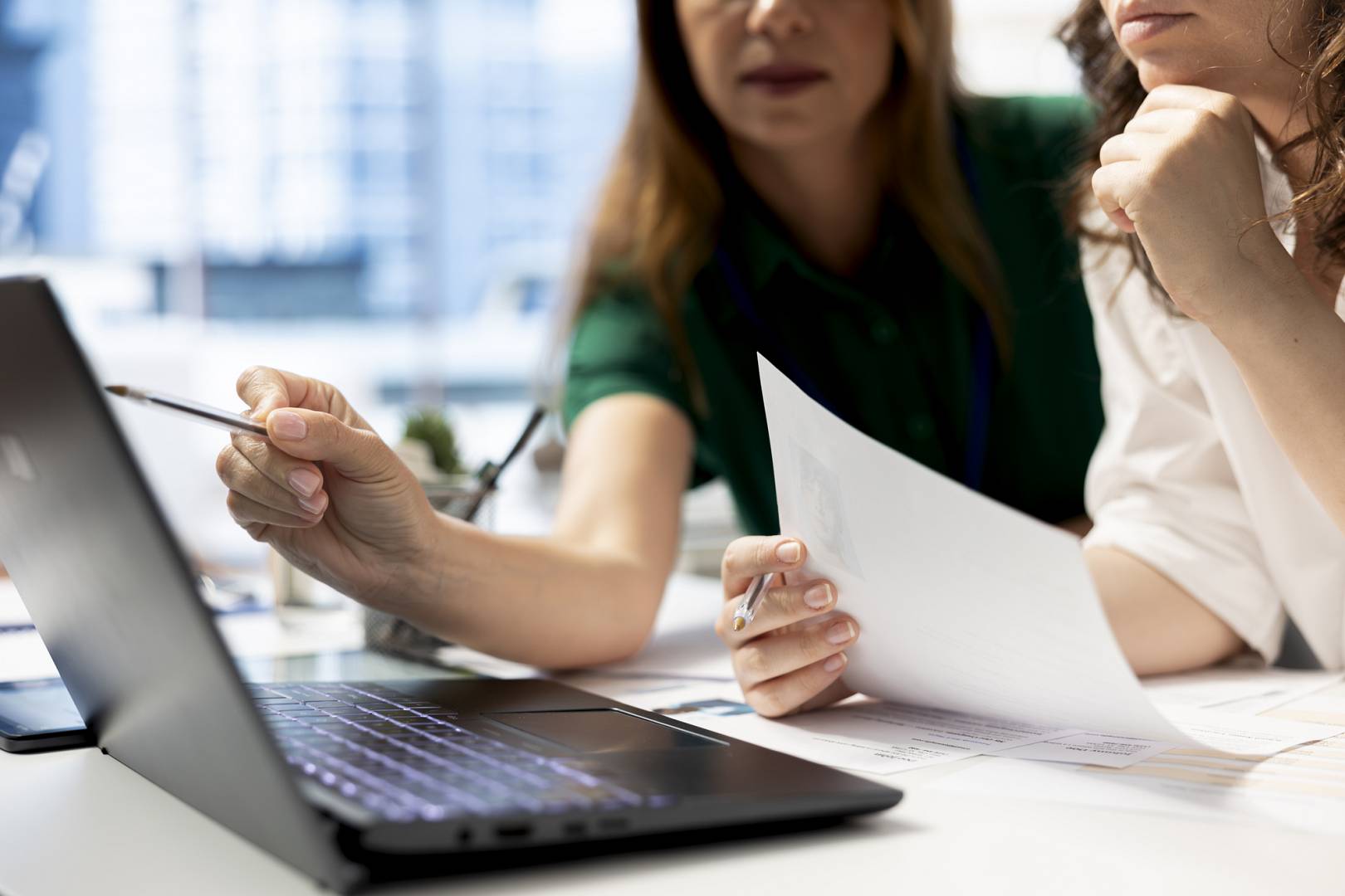 Doradztwo podatkowe Lublin – kiedy warto skorzystać i co można zyskać? 1 hr-coworkers-using-laptop-preemployment-assessments.jpg