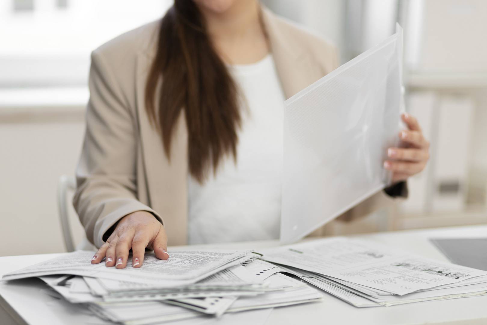 young-adult-organizing-documents_wp