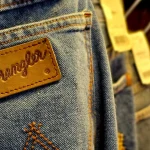 Jeansy Wrangler w sklepie odzieżowym