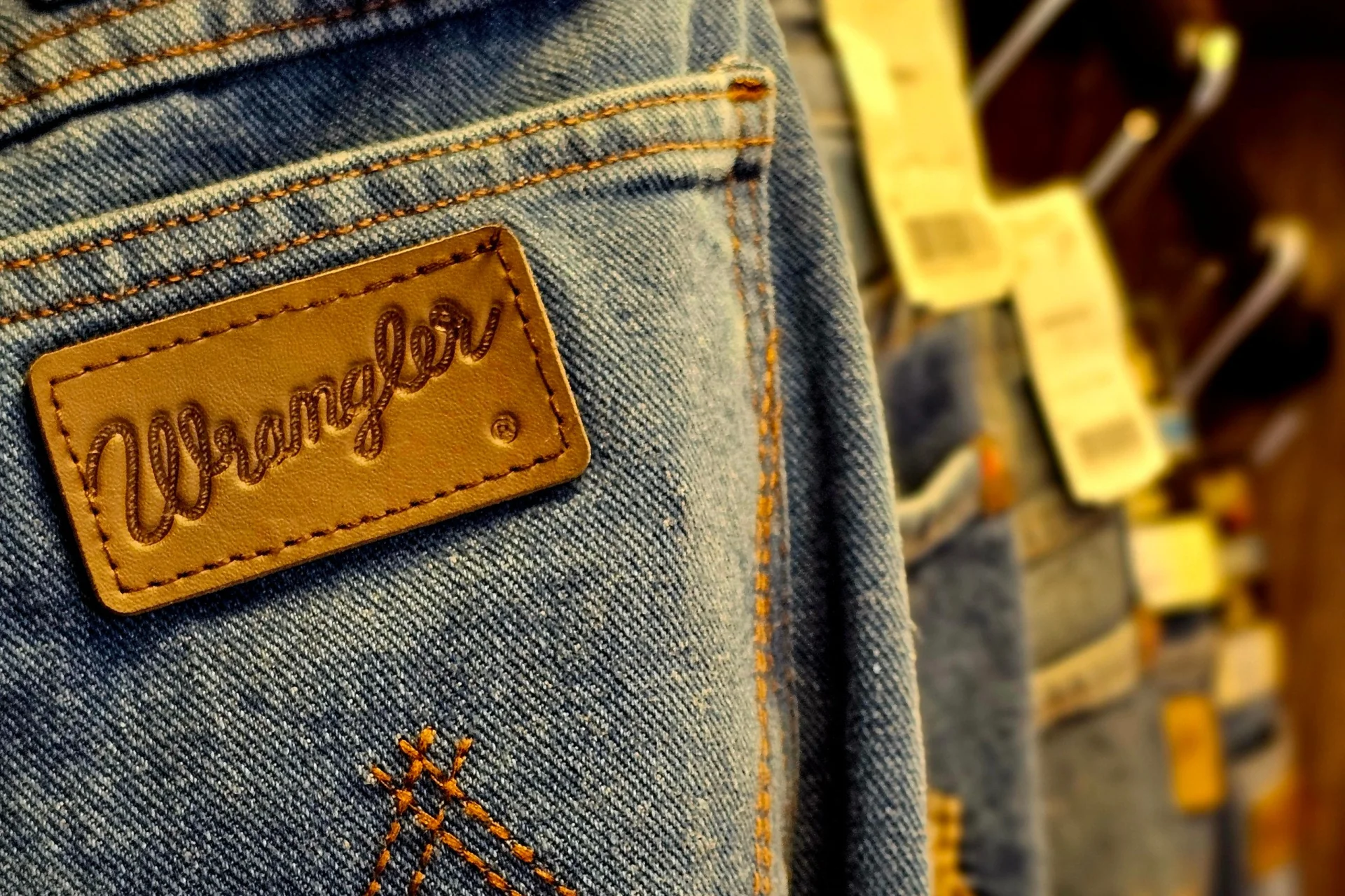 Jeansy Wrangler w sklepie odzieżowym