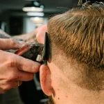 Modne strzyżenie męskie u barbera