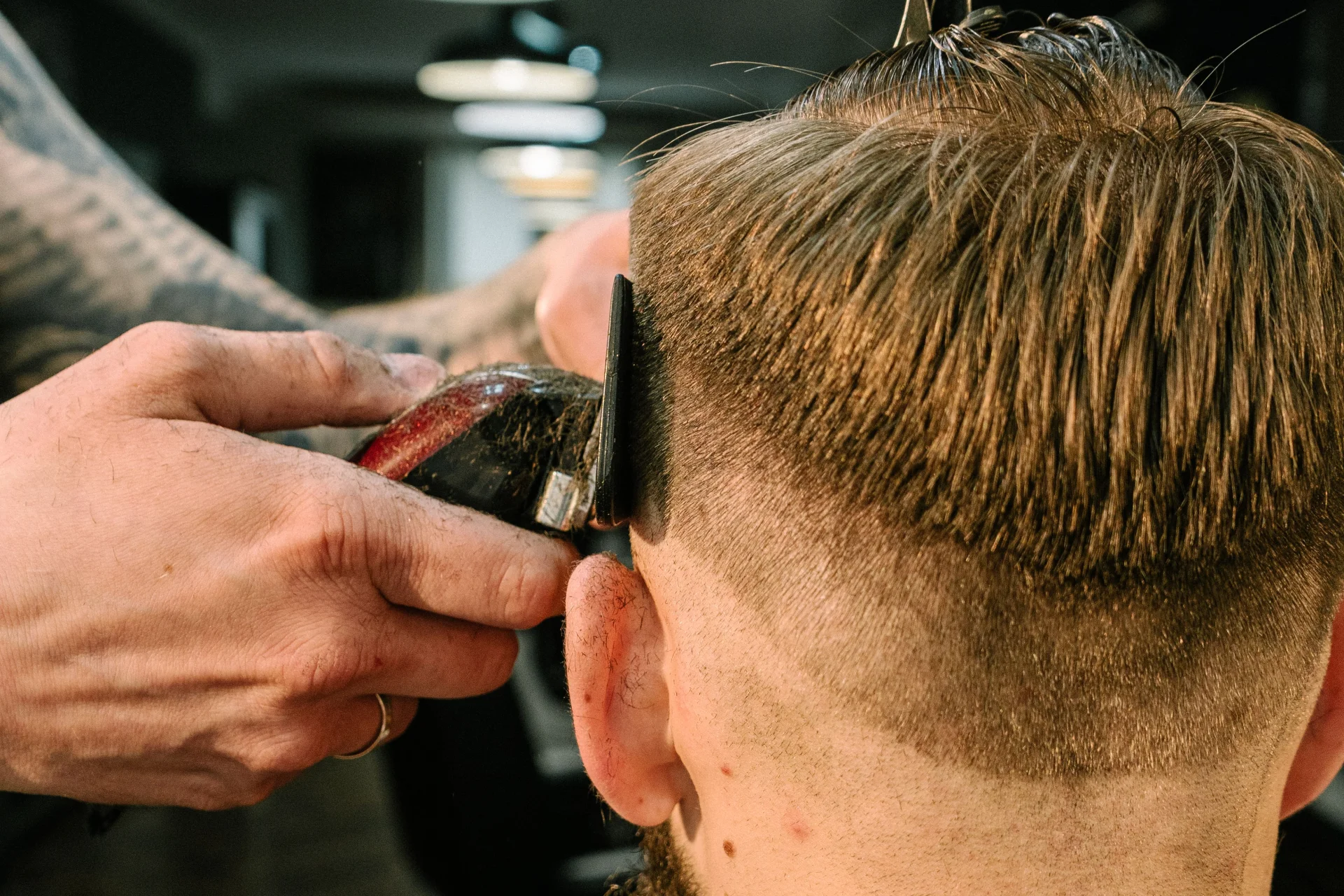 Modne strzyżenie męskie u barbera